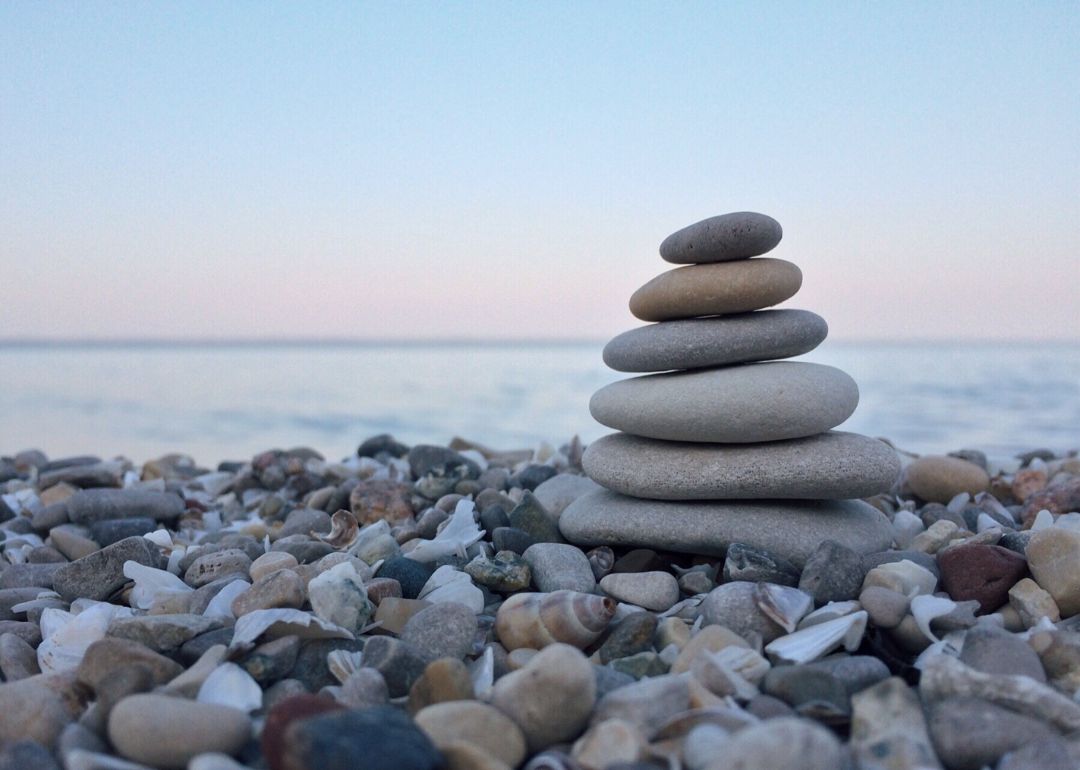 Steinturm mit Meer im Hintergrund