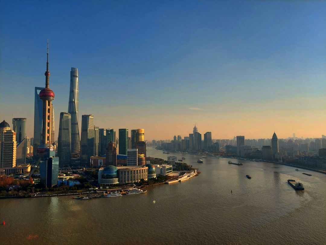 Zu sehen ist die Skyline von Shanghai in China.