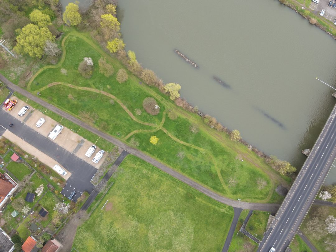  Zu sehen ist das M&uuml;hlbacher Mainufer mit Wiese am Wohnmobilstellplatz von oben fotografiert.