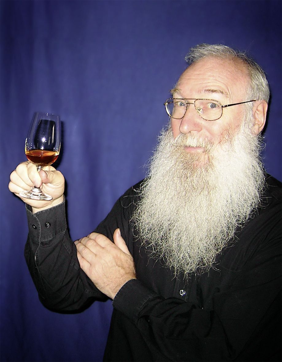 zu sehen ist der Kursleiter Andrew McNeill mit Whiskyglas in der Hand