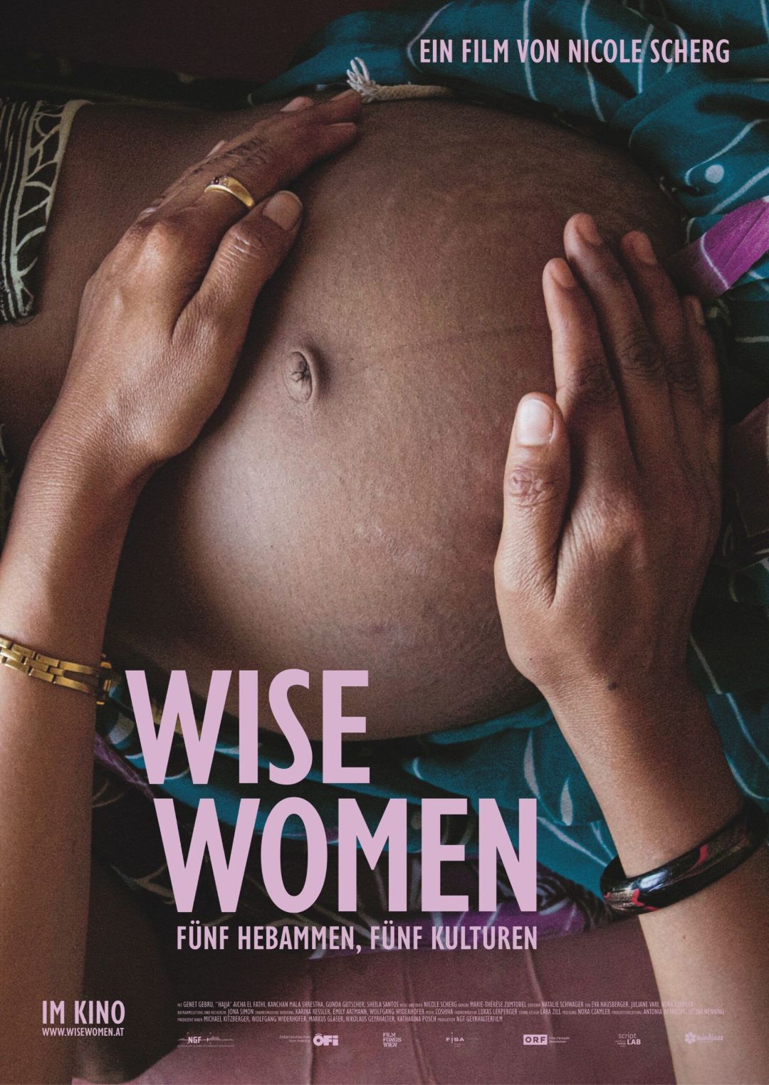 Filmplakat Wise Women F&uuml;nf Hebammen F&uuml;nf Kulturen Babybauch mit aufliegenden H&auml;nden