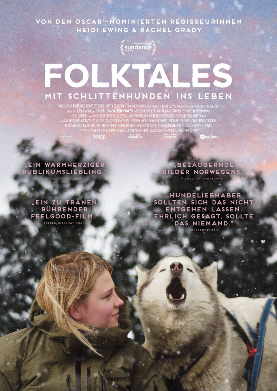 Filmplakat FOLKTALES &ndash; MIT SCHLITTENHUNDEN INS LEBEN Frau schaut auf jaulenden Schlittenhund
